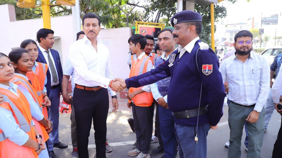 Rajyavardhan rathore with Rajsthan Traffic Offcer