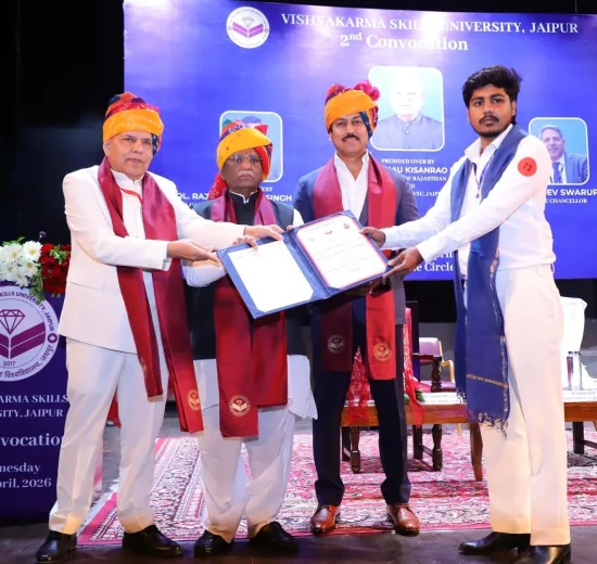 कर्नल राज्यवर्धन राठौड़ जयपुर बिड़ला ऑडिटोरियम में युवाओं को संबोधित करते हुए