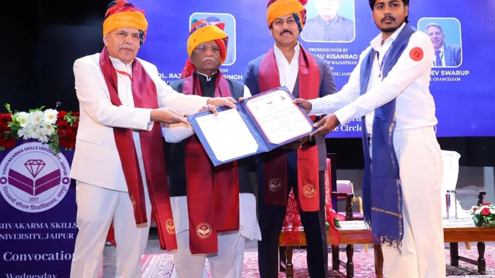 कर्नल राज्यवर्धन राठौड़ जयपुर बिड़ला ऑडिटोरियम में युवाओं को संबोधित करते हुए