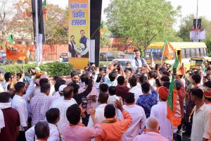 कर्नल राज्यवर्धन राठौड़ और भाजपा कार्यकर्ताओं द्वारा राष्ट्रीय अध्यक्ष का भव्य स्वागत।