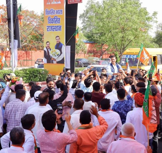 कर्नल राज्यवर्धन राठौड़ और भाजपा कार्यकर्ताओं द्वारा राष्ट्रीय अध्यक्ष का भव्य स्वागत।