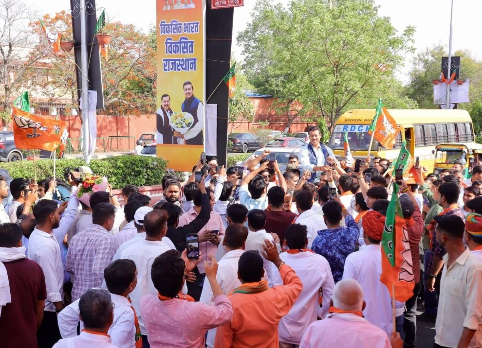 कर्नल राज्यवर्धन राठौड़ और भाजपा कार्यकर्ताओं द्वारा राष्ट्रीय अध्यक्ष का भव्य स्वागत।