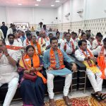 कर्नल राज्यवर्धन राठौड़ झोटवाड़ा में बूथ अध्यक्षों और पार्टी कार्यकर्ताओं की बड़ी बैठक को संबोधित करते हुए।