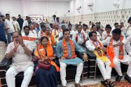 कर्नल राज्यवर्धन राठौड़ झोटवाड़ा में बूथ अध्यक्षों और पार्टी कार्यकर्ताओं की बड़ी बैठक को संबोधित करते हुए।