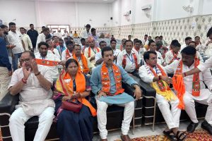 कर्नल राज्यवर्धन राठौड़ झोटवाड़ा में बूथ अध्यक्षों और पार्टी कार्यकर्ताओं की बड़ी बैठक को संबोधित करते हुए।