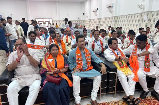 कर्नल राज्यवर्धन राठौड़ झोटवाड़ा में बूथ अध्यक्षों और पार्टी कार्यकर्ताओं की बड़ी बैठक को संबोधित करते हुए।