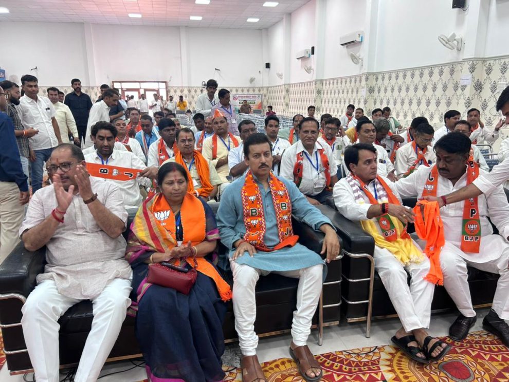 कर्नल राज्यवर्धन राठौड़ झोटवाड़ा में बूथ अध्यक्षों और पार्टी कार्यकर्ताओं की बड़ी बैठक को संबोधित करते हुए।