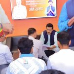 कर्नल राज्यवर्धन राठौड़ गांव की चौपाल पर ग्रामीणों और युवाओं के साथ संवाद करते हुए।
