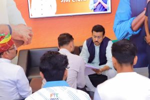 कर्नल राज्यवर्धन राठौड़ गांव की चौपाल पर ग्रामीणों और युवाओं के साथ संवाद करते हुए।