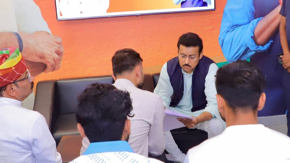 कर्नल राज्यवर्धन राठौड़ गांव की चौपाल पर ग्रामीणों और युवाओं के साथ संवाद करते हुए।