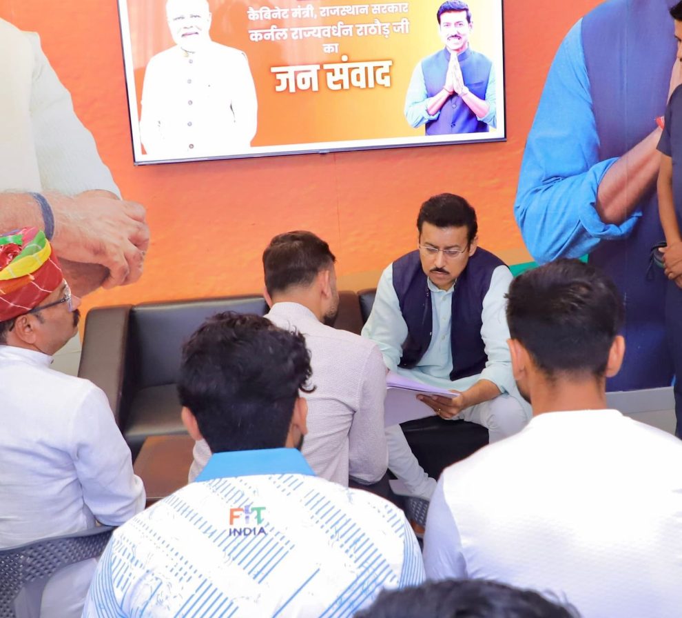 कर्नल राज्यवर्धन राठौड़ गांव की चौपाल पर ग्रामीणों और युवाओं के साथ संवाद करते हुए।