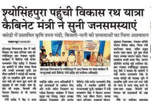 कर्नल राज्यवर्धन राठौड़ झोटवाड़ा में सड़क निर्माण कार्य का बारीकी से निरीक्षण करते हुए।