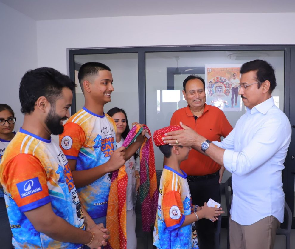 Col. Rajyavardhan Rathore interacting happily with citizens during an early morning park inspection in Jhotwara.