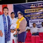 खेल मंत्री कर्नल राज्यवर्धन सिंह राठौड़ खेल मैदान पर युवा एथलीटों को प्रोत्साहित करते हुए और खेल व्यवस्था के नए कैलेंडर की घोषणा करते हुए।
