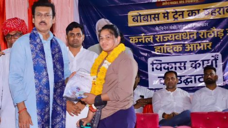 खेल मंत्री कर्नल राज्यवर्धन सिंह राठौड़ खेल मैदान पर युवा एथलीटों को प्रोत्साहित करते हुए और खेल व्यवस्था के नए कैलेंडर की घोषणा करते हुए।