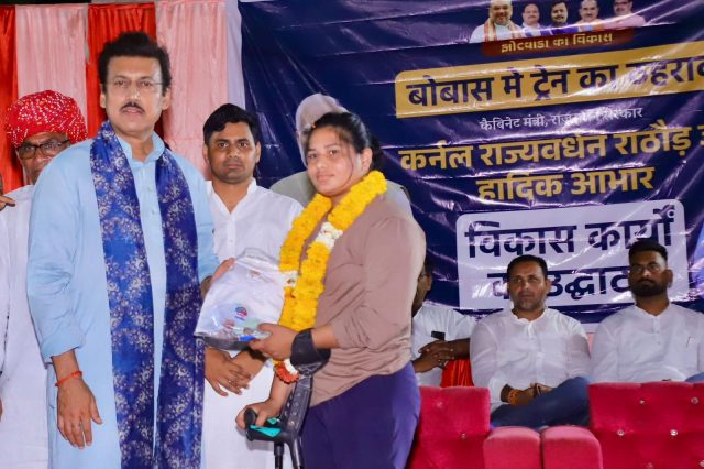 खेल मंत्री कर्नल राज्यवर्धन सिंह राठौड़ खेल मैदान पर युवा एथलीटों को प्रोत्साहित करते हुए और खेल व्यवस्था के नए कैलेंडर की घोषणा करते हुए।