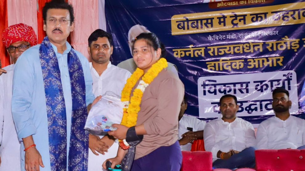 खेल मंत्री कर्नल राज्यवर्धन सिंह राठौड़ खेल मैदान पर युवा एथलीटों को प्रोत्साहित करते हुए और खेल व्यवस्था के नए कैलेंडर की घोषणा करते हुए।