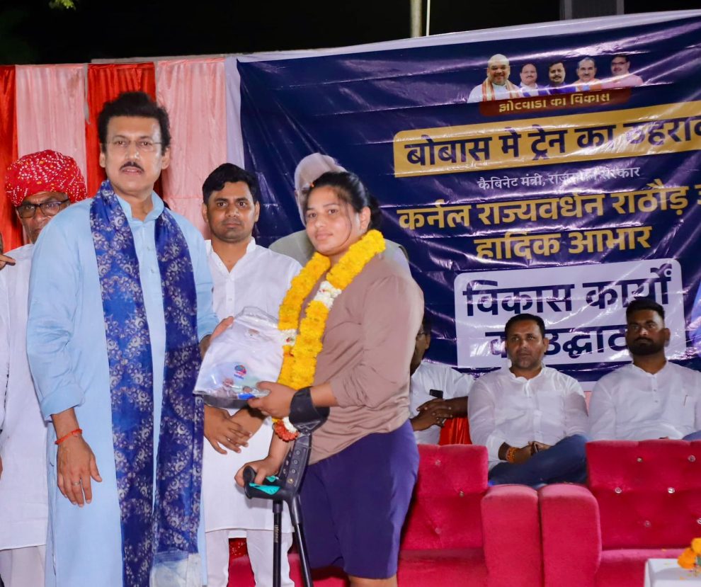 खेल मंत्री कर्नल राज्यवर्धन सिंह राठौड़ खेल मैदान पर युवा एथलीटों को प्रोत्साहित करते हुए और खेल व्यवस्था के नए कैलेंडर की घोषणा करते हुए।