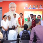 कर्नल राज्यवर्धन सिंह राठौड़ बसेड़ी में स्थानीय किसानों और ग्रामीणों के साथ कृषि मंडी की रूपरेखा साझा करते और बड़ी सौगातों की घोषणा करते हुए।