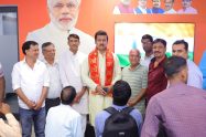 कर्नल राज्यवर्धन सिंह राठौड़ बसेड़ी में स्थानीय किसानों और ग्रामीणों के साथ कृषि मंडी की रूपरेखा साझा करते और बड़ी सौगातों की घोषणा करते हुए।