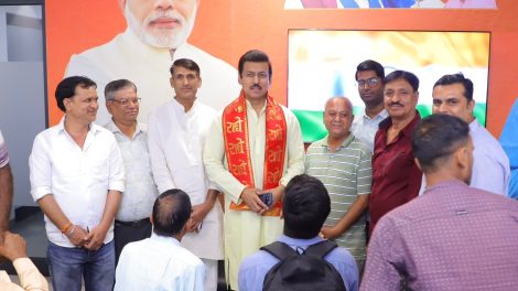 कर्नल राज्यवर्धन सिंह राठौड़ बसेड़ी में स्थानीय किसानों और ग्रामीणों के साथ कृषि मंडी की रूपरेखा साझा करते और बड़ी सौगातों की घोषणा करते हुए।