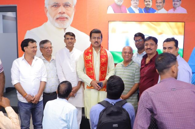 कर्नल राज्यवर्धन सिंह राठौड़ बसेड़ी में स्थानीय किसानों और ग्रामीणों के साथ कृषि मंडी की रूपरेखा साझा करते और बड़ी सौगातों की घोषणा करते हुए।