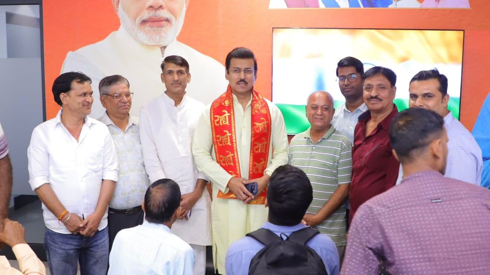 कर्नल राज्यवर्धन सिंह राठौड़ बसेड़ी में स्थानीय किसानों और ग्रामीणों के साथ कृषि मंडी की रूपरेखा साझा करते और बड़ी सौगातों की घोषणा करते हुए।
