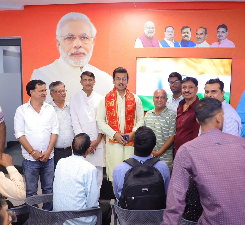 कर्नल राज्यवर्धन सिंह राठौड़ बसेड़ी में स्थानीय किसानों और ग्रामीणों के साथ कृषि मंडी की रूपरेखा साझा करते और बड़ी सौगातों की घोषणा करते हुए।