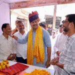 जयपुर के झोटवाड़ा में स्थानीय दुकानदारों से सीधे संवाद करते और उनकी समस्याओं को नोट करते हुए राजस्थान के उद्योग मंत्री कर्नल राज्यवर्धन सिंह राठौड़।