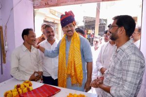जयपुर के झोटवाड़ा में स्थानीय दुकानदारों से सीधे संवाद करते और उनकी समस्याओं को नोट करते हुए राजस्थान के उद्योग मंत्री कर्नल राज्यवर्धन सिंह राठौड़।