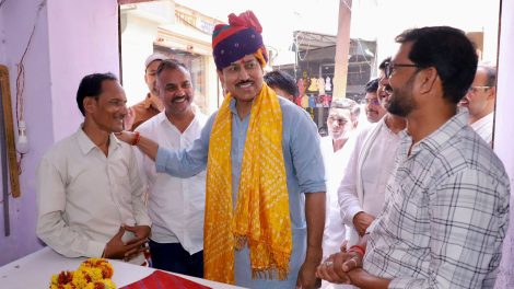 जयपुर के झोटवाड़ा में स्थानीय दुकानदारों से सीधे संवाद करते और उनकी समस्याओं को नोट करते हुए राजस्थान के उद्योग मंत्री कर्नल राज्यवर्धन सिंह राठौड़।