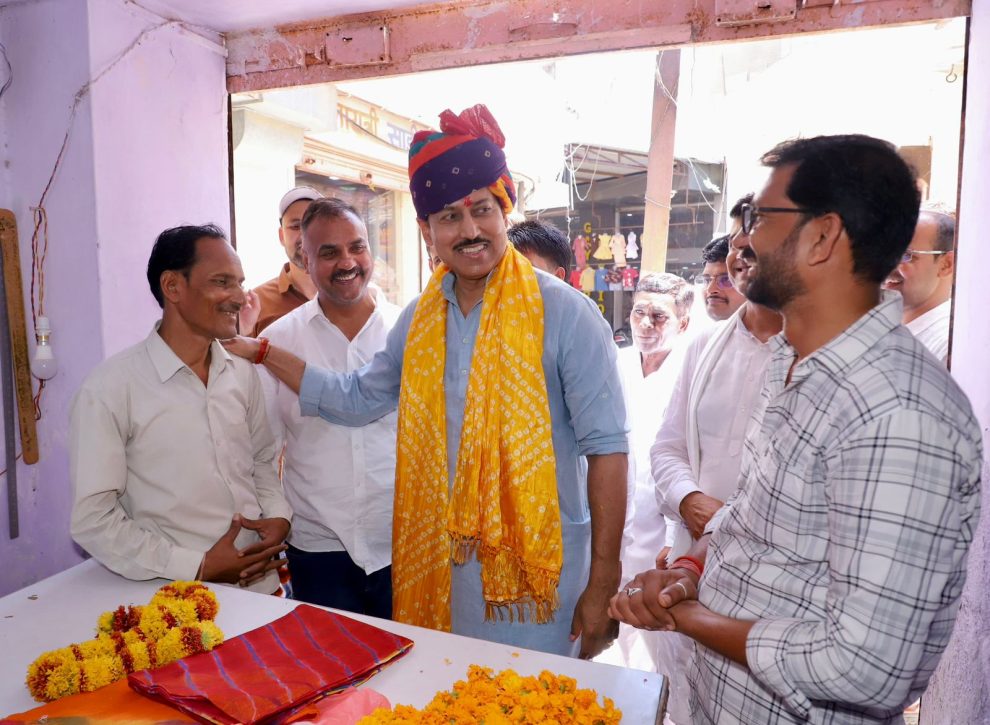 जयपुर के झोटवाड़ा में स्थानीय दुकानदारों से सीधे संवाद करते और उनकी समस्याओं को नोट करते हुए राजस्थान के उद्योग मंत्री कर्नल राज्यवर्धन सिंह राठौड़।