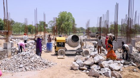 जयपुर के कालवाड़ क्षेत्र के धरमपुरा में निर्माणाधीन सेटेलाइट अस्पताल के भवन और तकनीकी लेआउट का निरीक्षण करते कर्नल राज्यवर्धन सिंह राठौड़।