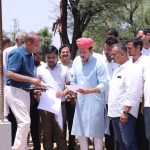 जयपुर के कालवाड़ क्षेत्र के धरमपुरा में निर्माणाधीन सेटेलाइट अस्पताल के भवन और तकनीकी लेआउट का निरीक्षण करते कर्नल राज्यवर्धन सिंह राठौड़।