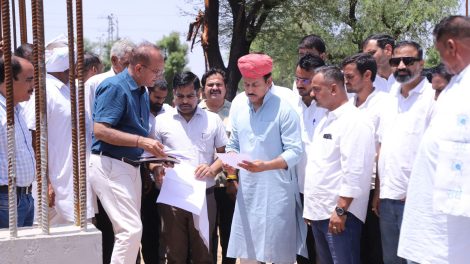 जयपुर के कालवाड़ क्षेत्र के धरमपुरा में निर्माणाधीन सेटेलाइट अस्पताल के भवन और तकनीकी लेआउट का निरीक्षण करते कर्नल राज्यवर्धन सिंह राठौड़।