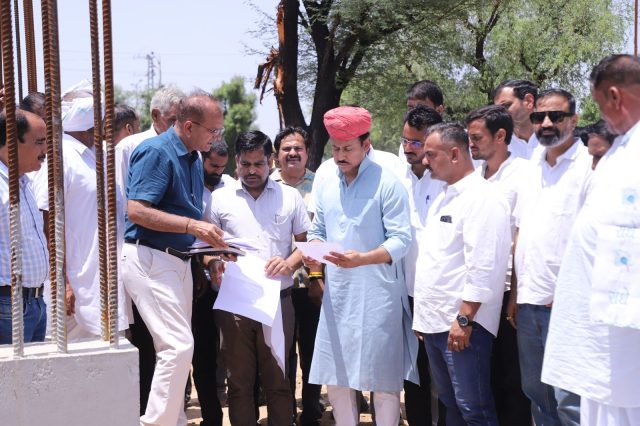 जयपुर के कालवाड़ क्षेत्र के धरमपुरा में निर्माणाधीन सेटेलाइट अस्पताल के भवन और तकनीकी लेआउट का निरीक्षण करते कर्नल राज्यवर्धन सिंह राठौड़।