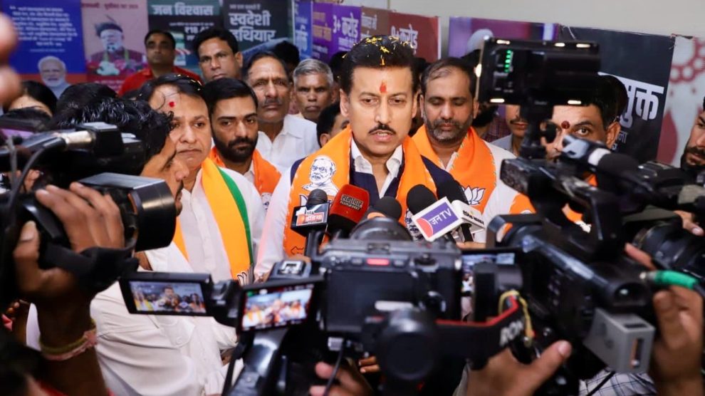 First-time young entrepreneurs showcasing an innovative tech product prototype to Cabinet Minister Col. Rajyavardhan Singh Rathore at a Jaipur startup meet.