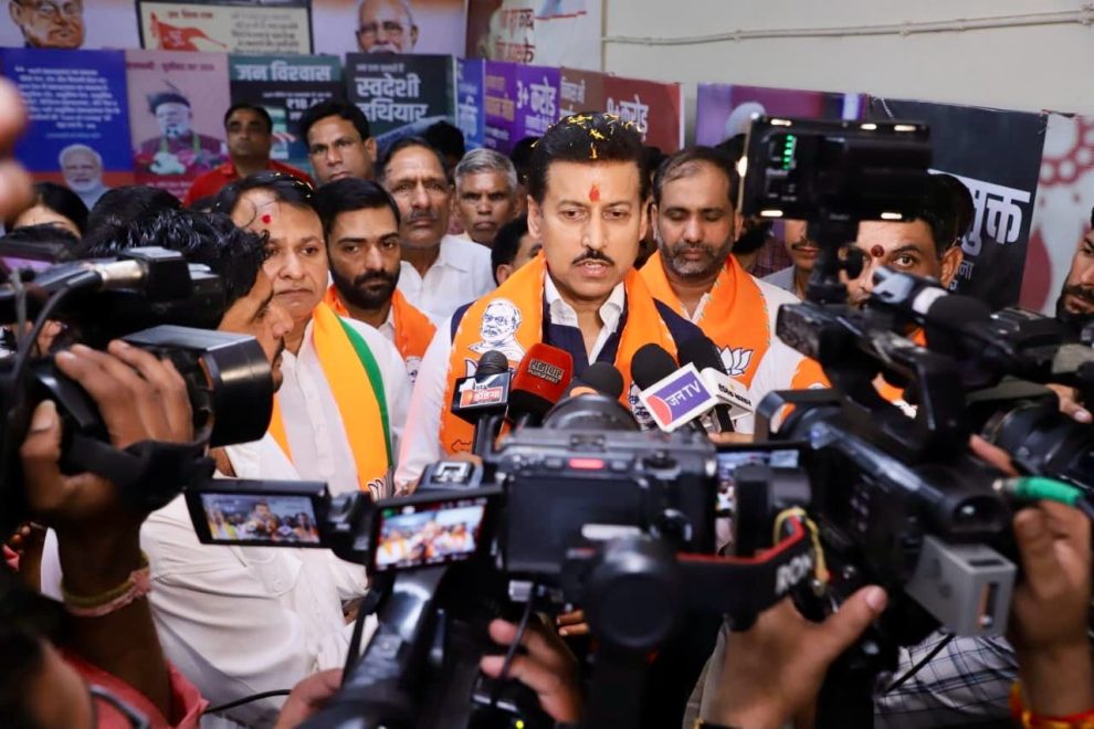 First-time young entrepreneurs showcasing an innovative tech product prototype to Cabinet Minister Col. Rajyavardhan Singh Rathore at a Jaipur startup meet.