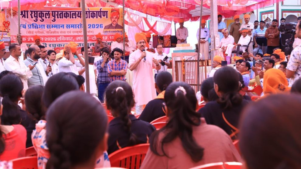 Youth Minister Col. Rajyavardhan Singh Rathore interacting with students and explaining Stand-Up India startup benefits at the Raghukul Library in Dausa.