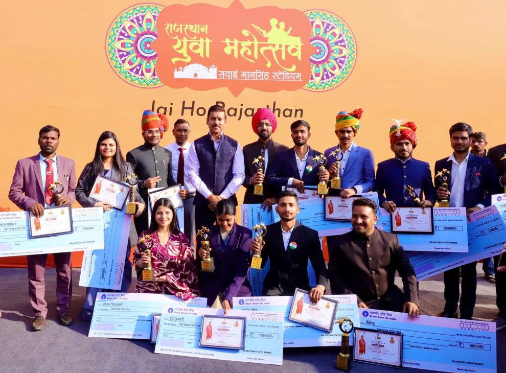 कर्नल राज्यवर्धन राठौड़ युवाओं के लिए शिक्षा, कौशल विकास और रोजगार योजनाओं पर संबोधित करते हुए