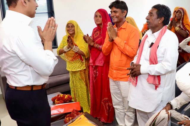 Rajyavardhan Singh Rathore meeting citizens during Jan Samvad