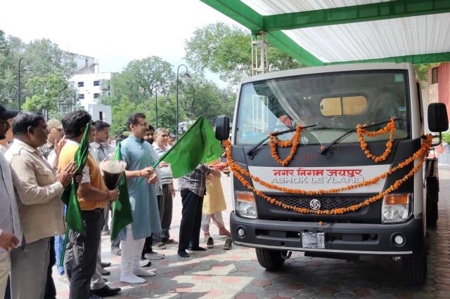 कर्नल राज्यवर्धन राठौड़ ने झोटवाड़ा में जेटिंग मशीन को हरी झंडी दिखाई