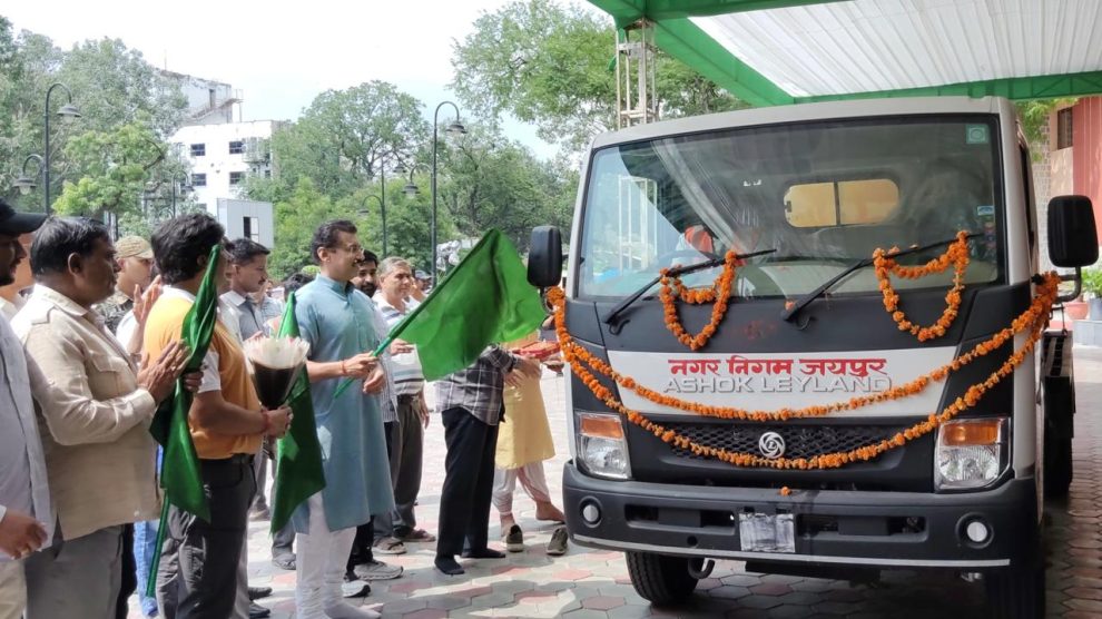 कर्नल राज्यवर्धन राठौड़ ने झोटवाड़ा में जेटिंग मशीन को हरी झंडी दिखाई