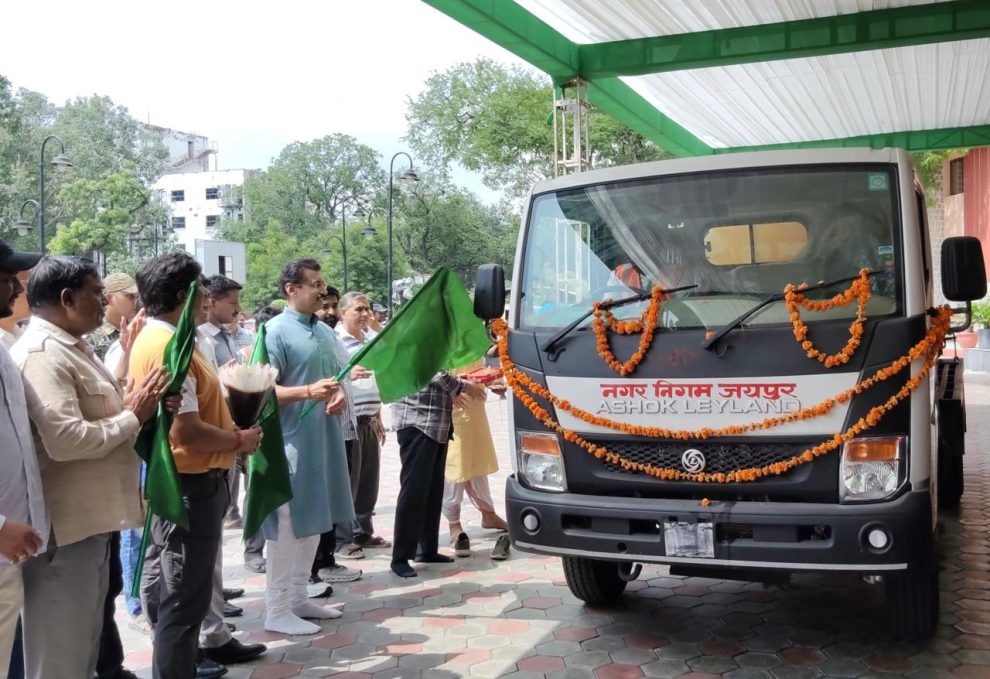 कर्नल राज्यवर्धन राठौड़ ने झोटवाड़ा में जेटिंग मशीन को हरी झंडी दिखाई